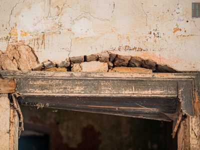 Attraverso i varchi laterali, sormontati dai resti delle vecchie porte in legno...